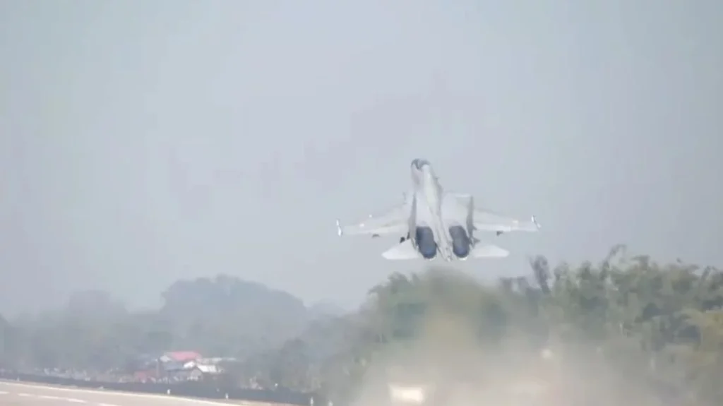 2 pilots killed in Indian fighter jet crash