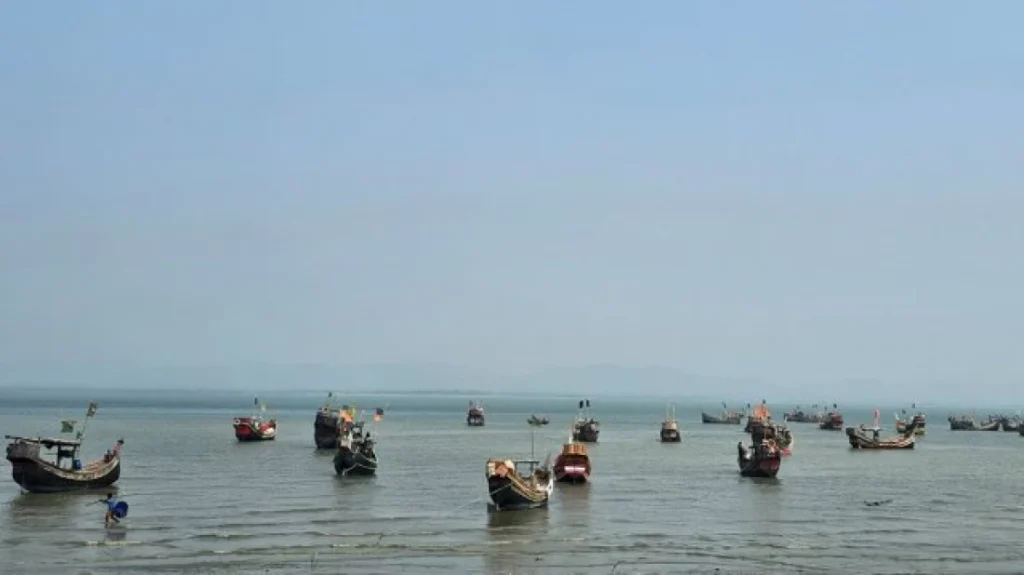 Arakan Army abducts 13 fishermen, three trawlers in Teknaf